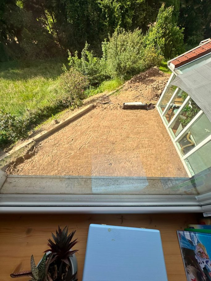 Neuer Lichtschacht mit vorbereiteter Fläche in Bad Oeynhausen.