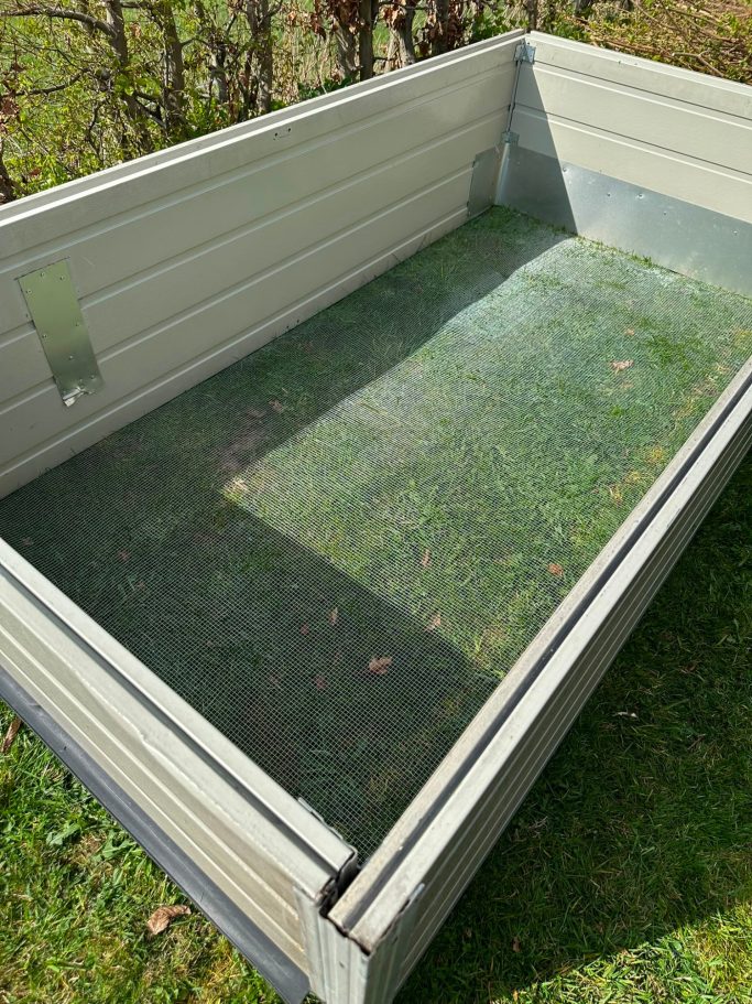 Wühlmausgitter als Untergrund für ein Hochbeet in Bad Oeynhausen.