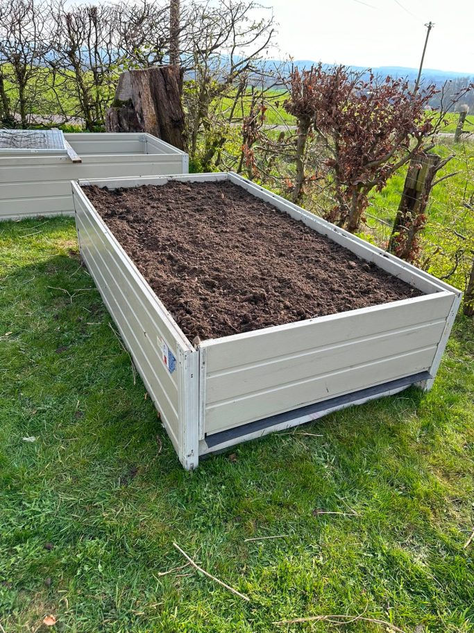 Fertiges Hochbeet aus Aluminium-Sandwichplatten mit Erde befüllt in Bad Oeynhausen.