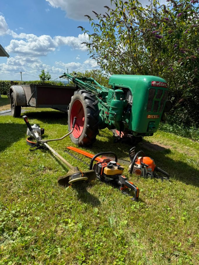 Professionelle Gartenpflege in Bad Oeynhausen mit Traktor, Freischneider und Heckenschere für Privatkunden, Gewerbe und Hausverwaltungen.
